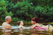 mutter-und-tochter-baden-im-fluss.jpg?b=1&s=170x170&k=20&c=8s5hVlluXltlswsVWuAWafCDtkiwUI88brxJ3kny5Kk=