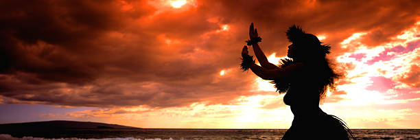 danseuse de hula au coucher du soleil à hawaï - hawaii islands polynesian culture hula dancer sunset photos et images de collection