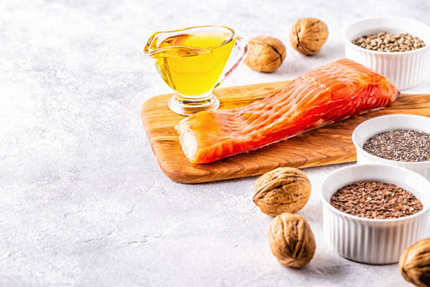 источники омега-3 - лосось, семена льна, семена конопли, чиа, грецкие орехи, льняное масло - nutritional supplement salmon food flax стоковые фото и изображения