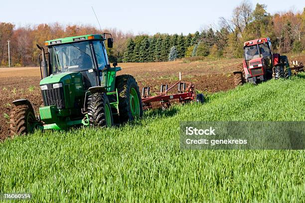 2 つの汚れを耕すトラクターズ - トラクターのストックフォトや画像を多数ご用意 - トラクター, 緑色, 耕土機