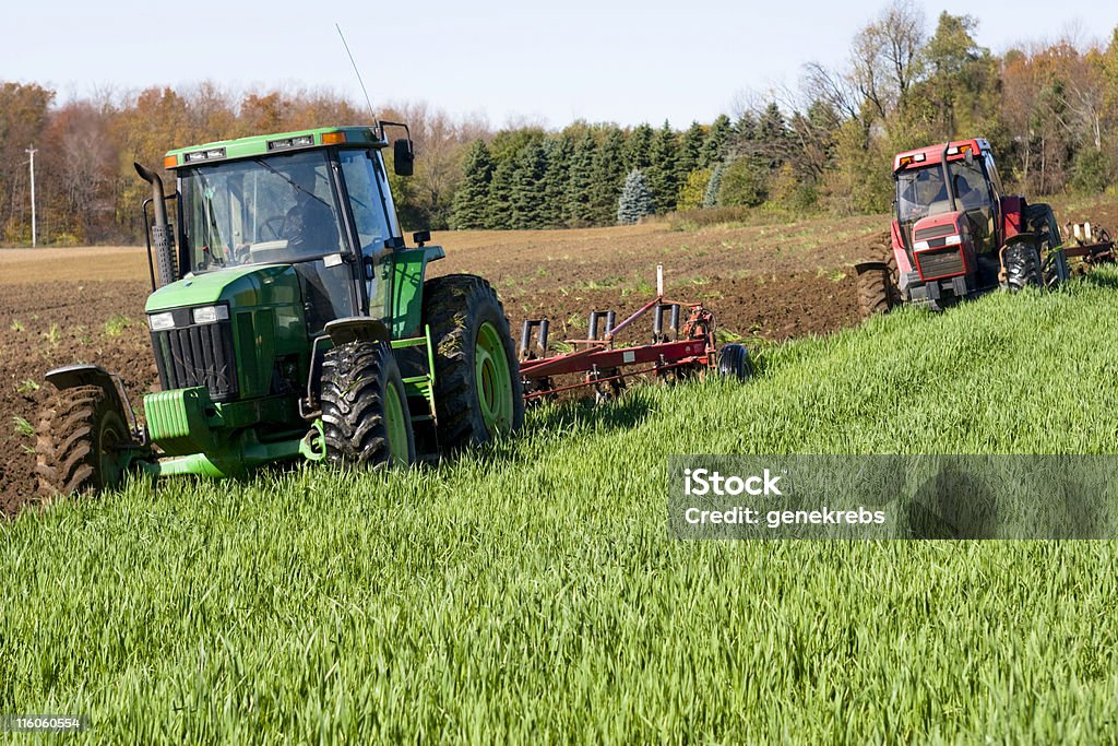 Dwa ciągników Plowing w Tandem - Zbiór zdjęć royalty-free (Pług)