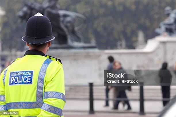 A British Cop Standing Guard At Buckingham Palace Stock Photo - Download Image Now - Police Force, Metropolitan Police, UK