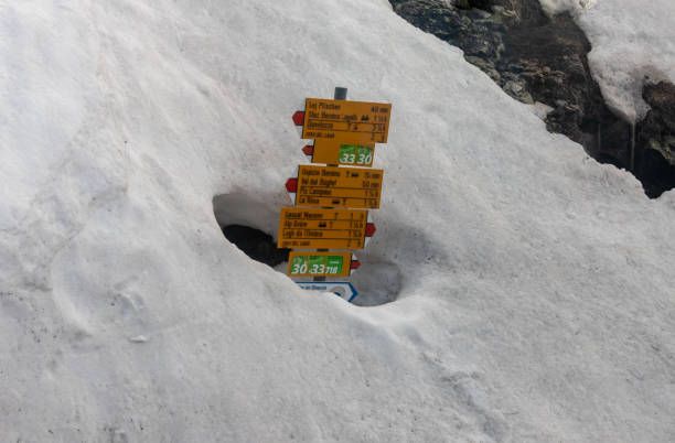 вид на снежный туристический путеводитель на перевале бернина в грисоне, швейцарские альпы, европа - berninapass стоковые фото и изображения