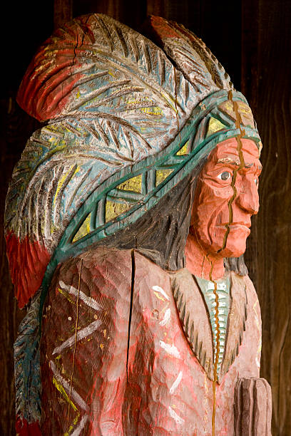charuto conservar indiana, esculpida de madeira, estátua, figura, adereço para a cabeça - native american statue wood carving imagens e fotografias de stock
