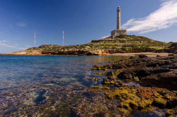 faro de cabo de palos, situé sur une petite péninsule à carthagène (murcie) espagne - direction sea lighthouse landscape photos et images de collection