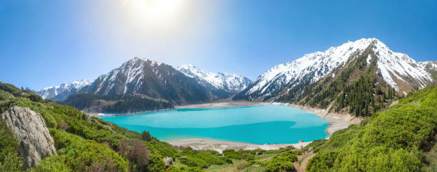panorama do lago grande de almaty, kazakhstan - alatau - fotografias e filmes do acervo