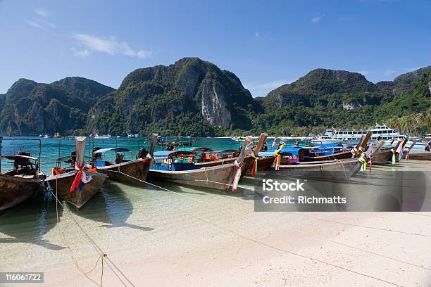 Ilha Phiphi Tailândia - Fotografias de stock e mais imagens de Ao Ar Livre - Ao Ar Livre, Azul, Cor verde