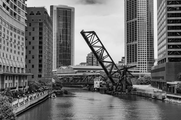image noire et blanche du pont de chemin de fer soulevé de kinzie street au-dessus de la rivière de chicago - kinzie street railroad bridge photos et images de collection