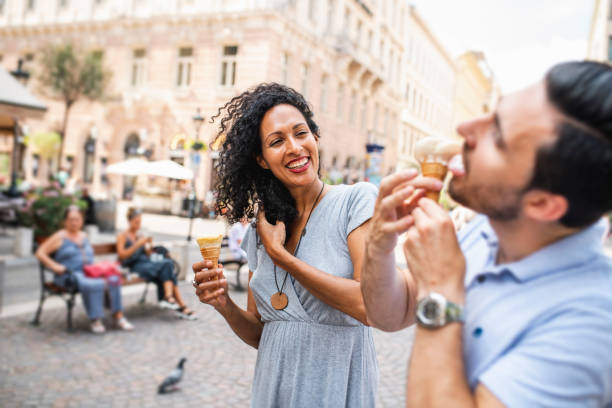 pareja heterosexual madura comiendo helado en las calles de budapest, hungría - couple mature adult europe travel fotografías e imágenes de stock