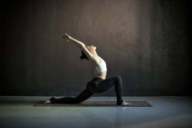 하타 요가 아사나 anjaneyasana 또는 낮은 초승달 런지 포즈를하고있는 여자 - yoga posture women flexibility 뉴스 사진 이미지