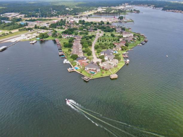 isla, barco, casas y lago - coastal property fotografías e imágenes de stock