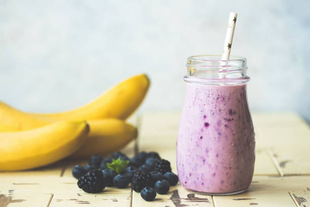 항아리에 퍼플 블루베리 블랙베리와 바나나 스무디 - blue blueberry cold food descriptive color 뉴스 사진 이미지