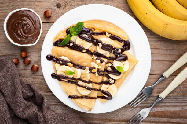 crepes mit banane und schokolade - pancake blini russian cuisine french cuisine stock-fotos und bilder