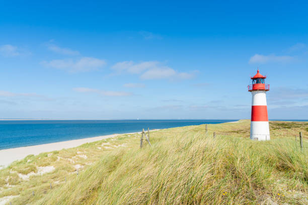 latarnia morska czerwony biały na wydmie. wyspa sylt – niemcy północne. - lighthouse sea beach germany zdjęcia i obrazy z banku zdjęć