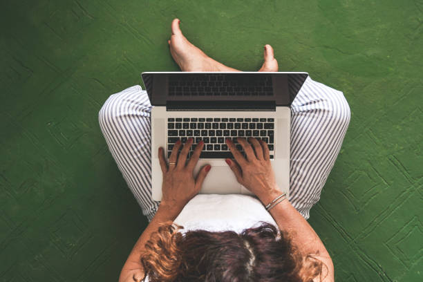 Top view of girl typing on laptop. Business woman working online at home. Female do shopping online with new payment technologies. Female doing e-commerce. New trends e-cash remote works concept vista superior de chica escribiendo en el ordenador portátil. mujer de negocios trabajando en línea en casa. mujeres hacer compras en línea con nuevas tecnologías de pago. mujer haciendo comercio electrónico. nuevas tendencias e-cash remote works conc