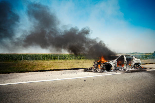 auto completamente bruciata in autostrada - car fire accident land vehicle foto e immagini stock