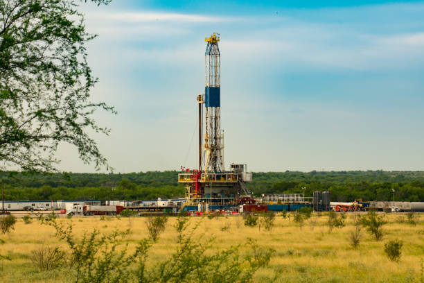 fracking american shale well -eagle ford basin öl - fracking stock-fotos und bilder