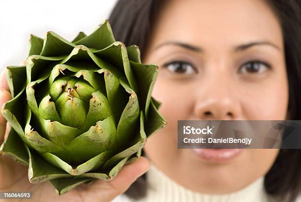 Carciofo - Fotografie stock e altre immagini di Adulto - Adulto, Alimentazione sana, Ambientazione interna