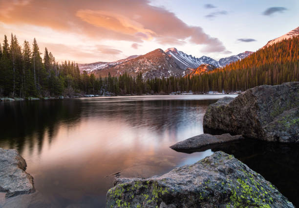 bear lake nel parco nazionale delle montagne rocciose alba estate - rocky mountain national park foto e immagini stock