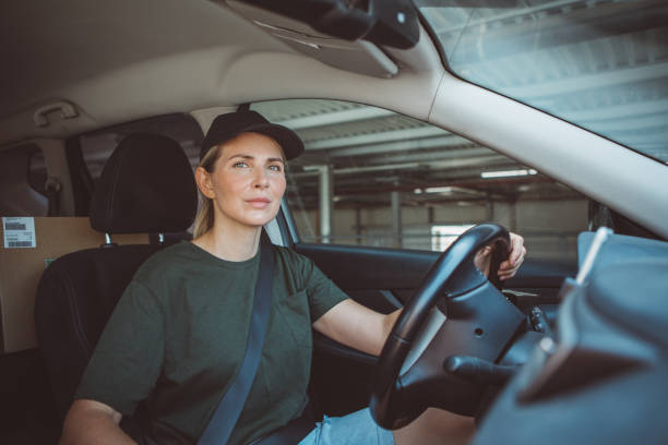 op zoek naar locatie van de volgende klant - chauffeur beroep stockfoto's en -beelden