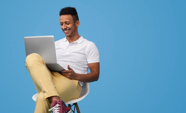 афроамериканский мужчина делает домашнее задание - pc adult student laptop computer стоковые фото и изображения