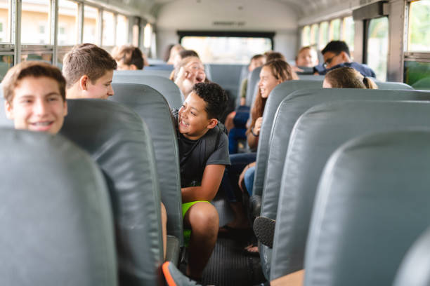 estudantes da elementar-idade que montam o barramento de escola - autocarro escolar - fotografias e filmes do acervo
