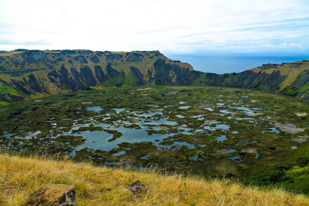 cratere del vulcano rano kao - rano kao foto e immagini stock