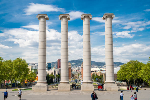 le quattro colonne, create da josep puig i cadafalch, si trova sul posto di fronte al museu nacional d'art de catalunya, barcellona, spagna. - cadafalch foto e immagini stock