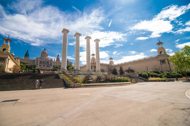 cztery kolumny, stworzone przez josepa puiga i cadafalcha, znajduje się na miejscu przed museu nacional d'art de catalunya, barcelona, hiszpania. - cadafalch zdjęcia i obrazy z banku zdjęć