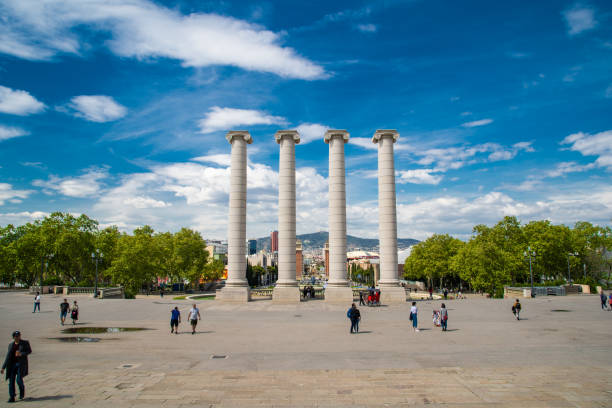 cztery kolumny, stworzone przez josepa puiga i cadafalcha, znajduje się na miejscu przed museu nacional d'art de catalunya, barcelona, hiszpania. - cadafalch zdjęcia i obrazy z banku zdjęć