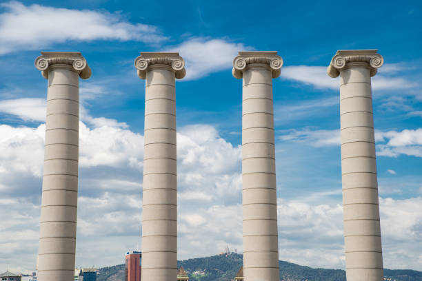 le quattro colonne, create da josep puig i cadafalch, si trova sul posto di fronte al museu nacional d'art de catalunya, barcellona, spagna. - cadafalch foto e immagini stock