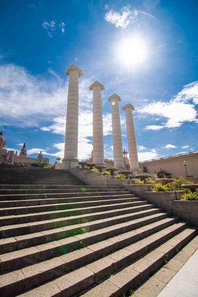 le quattro colonne, create da josep puig i cadafalch, si trova sul posto di fronte al museu nacional d'art de catalunya, barcellona, spagna. - cadafalch foto e immagini stock