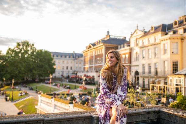 dia que sonha a mulher caucasiano adulta meados de na ponte de richmond - richmond upon thames - fotografias e filmes do acervo