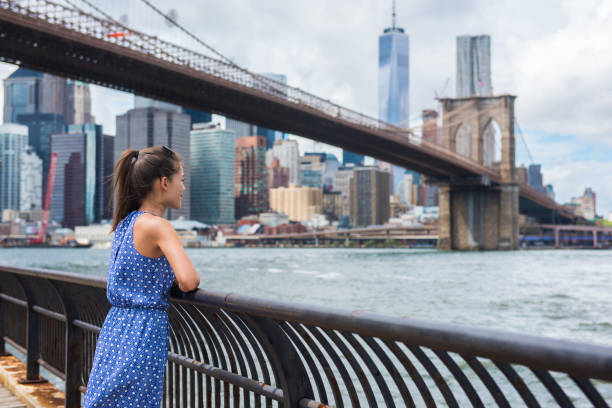 нью-йоркская городская туристка смотрит на бруклинск�ий мост и горизонт - new york city brooklyn bridge new york state brooklyn стоковые фото и изображения