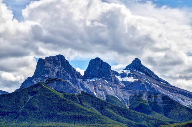 fermez-vous vers le haut des crêtes célèbres de montagne de trois soeurs à canmore - bow valley photos et images de collection