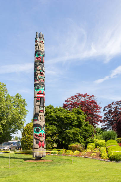 The totem pole at the Canadian side in the  Canada - US Peace Arch border Vancouver, Canada - 02 June 2019: The totem pole at the Canadian side in the  Canada - US Peace Arch border park to present an aspect of Canadian tradition and culture. blaine washington stock pictures, royalty-free photos & images