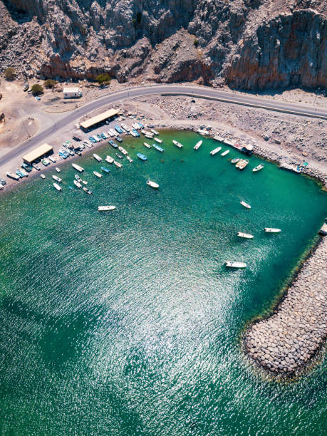 autostrada costiera e fiordi di musandam nella vista aerea dell'oman - east middle road desert foto e immagini stock