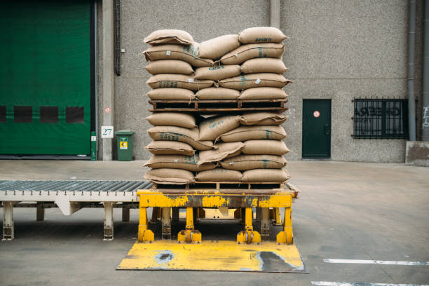 torby na kawę na palecie - coffee sack bag warehouse zdjęcia i obrazy z banku zdjęć