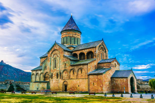 cattedrale di svetitskhoveli a mtskheta, georgia - kura river immagine foto e immagini stock
