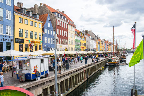kolorowe tradycyjne domy w kopenhadze stare miasto nyhavn, turyści na ulicy, ludzie idący w strefie wyłączonej z ruchu kołowego. - cloud house blue danish culture zdjęcia i obrazy z banku zdjęć