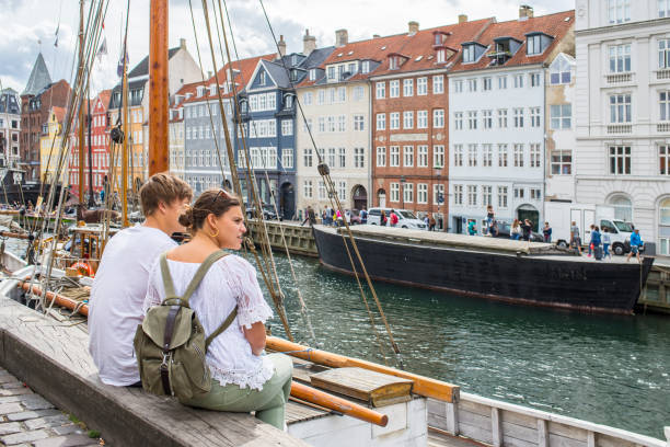 kolorowe tradycyjne domy w kopenhadze stare miasto nyhavn, turyści na ulicy, ludzie idący w strefie wyłączonej z ruchu kołowego. - cloud house blue danish culture zdjęcia i obrazy z banku zdjęć