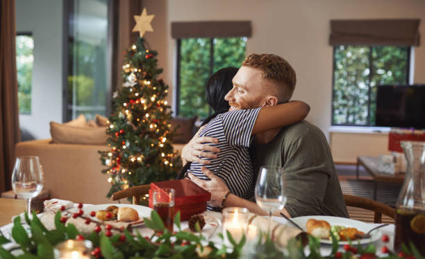 sezon na miłość i togetherness - giving christmas lifestyles holiday zdjęcia i obrazy z banku zdjęć