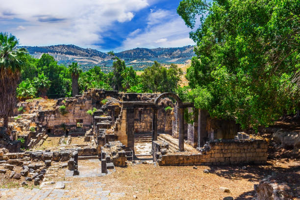 banho romano antigo das molas térmicas na beira de israel e de jordão. o hamat gader. - hamat gader - fotografias e filmes do acervo