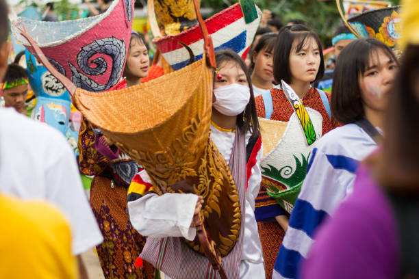 phi ta khon festival, - face paint audio stock-fotos und bilder