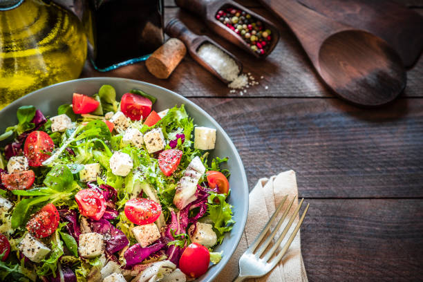 assiette de salade fraîche - condiment healthy lifestyle vinegar cooking oil photos et images de collection