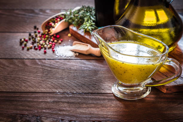 vinaigrette que veste-se com espaço da cópia em uma tabela de madeira rústica - balsamic vinegar vinegar bottle container - fotografias e filmes do acervo