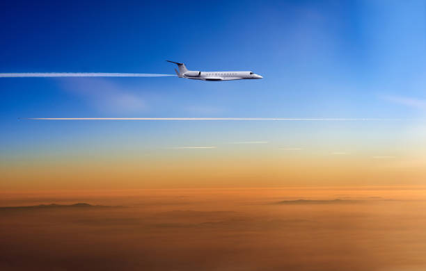 airplane flight route at crowded cruising altitude - rasto de fumo de avião imagens e fotografias de stock