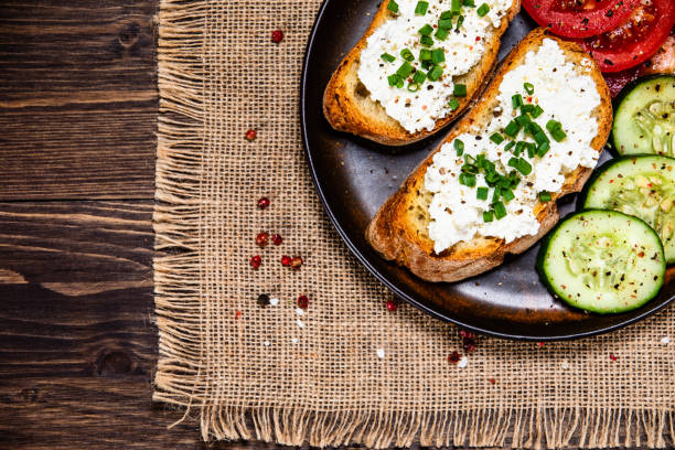 sanduíche com queijo e vegetais da casa de campo - bun sandwich vegetable cream cheese - fotografias e filmes do acervo