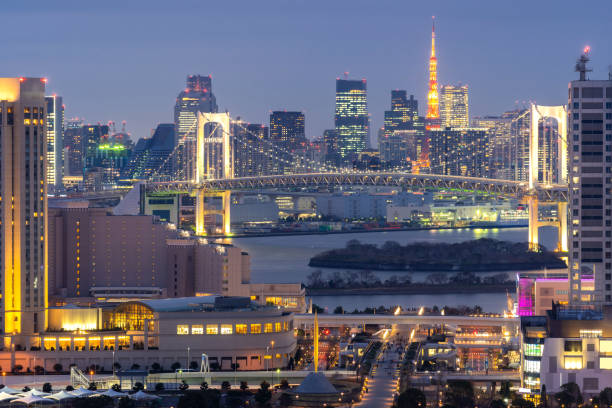 torre di tokyo con tramonto sul ponte arcobaleno - rainbow harbor foto e immagini stock