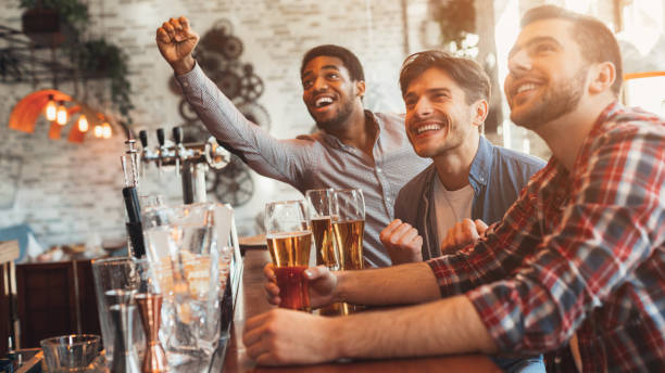 guardare il calcio al bar. amici felici che bevono birra - meeting food nature foods and drinks foto e immagini stock